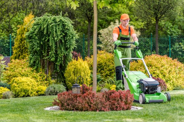 Weekly Lawn Maintenance in Poulsbo